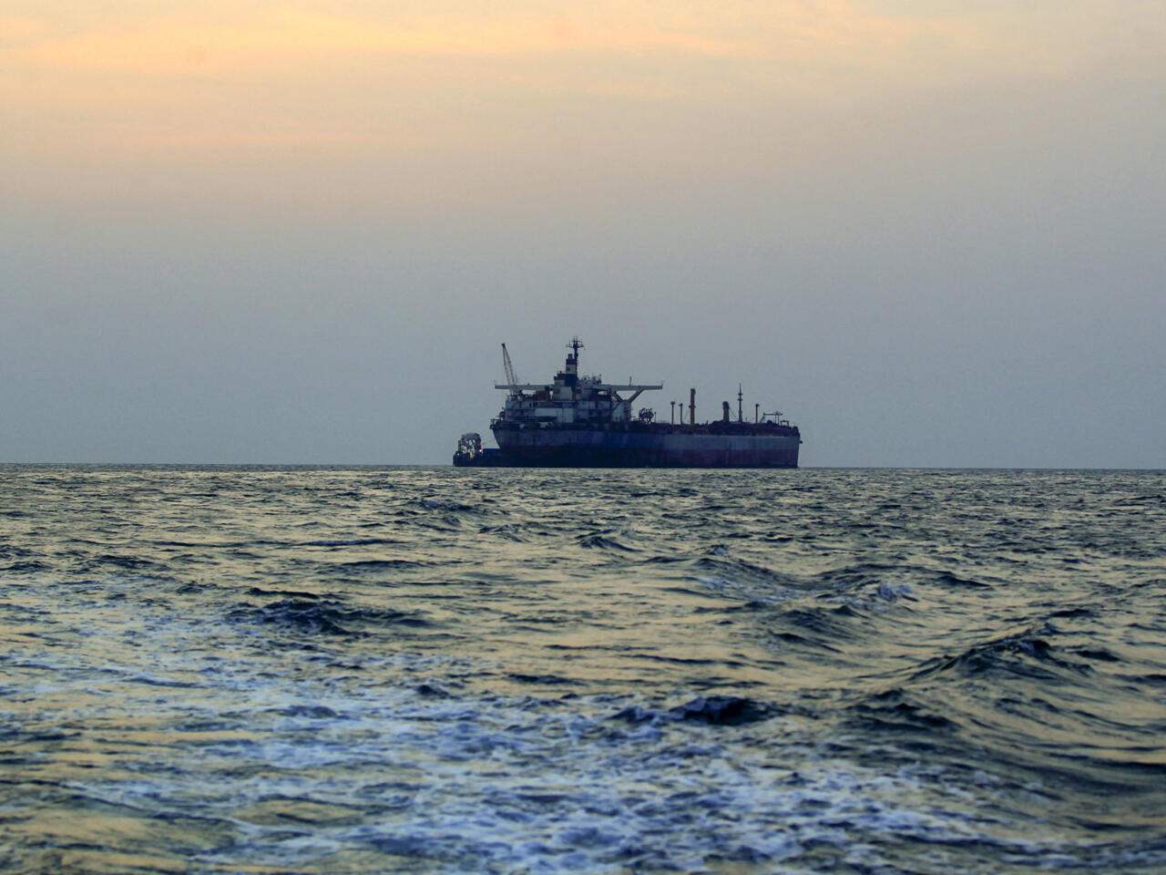 أ.ف.ب: سفينة تبلغ عن هجوم بصاروخين قبالة سواحل اليمن