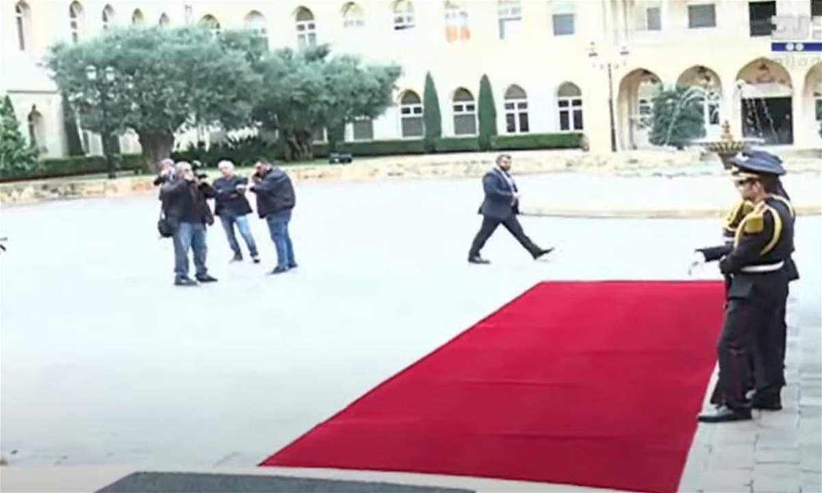 الرئيس سعد الحريري يزور رئيس حكومة تصريف الاعمال نجيب ميقاتي في السراي الحكومي .. لمتابعة البث المباشر: 