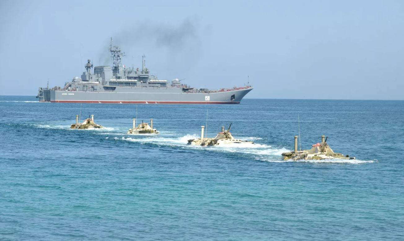 شاهد.. مسيرات أوكرانية تدمر سفينة إنزال روسية كبيرة بالبحر الأسود