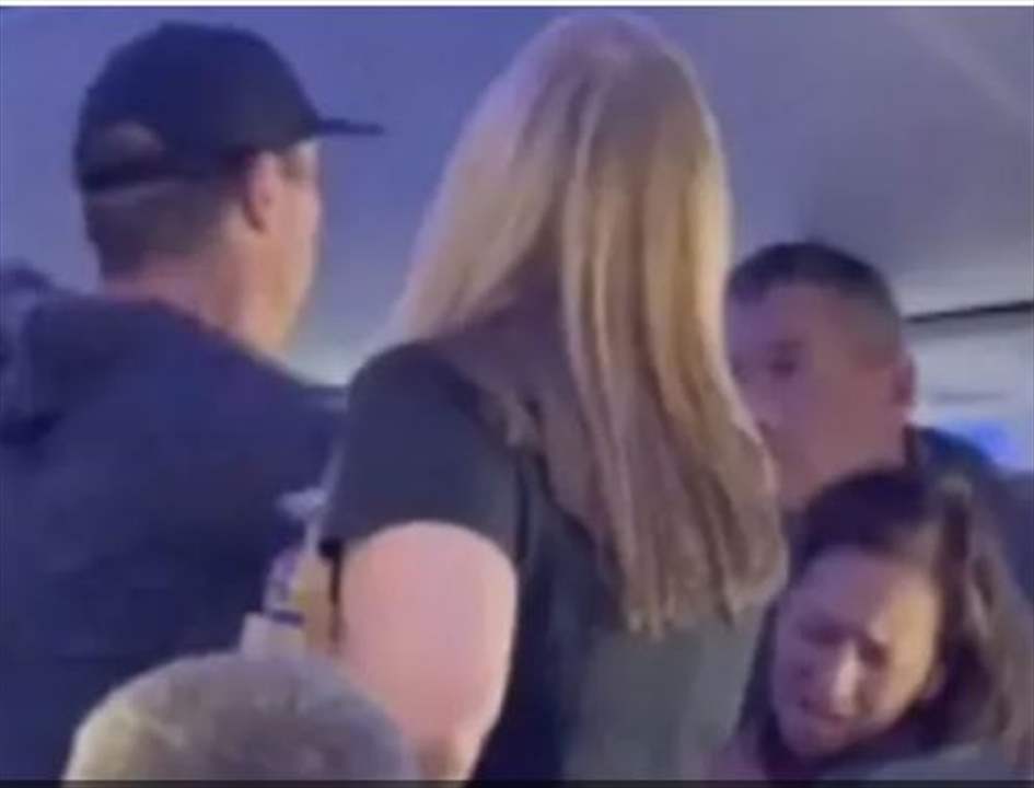 بالفيديو - ملاكمة في الهواء.. عراك عنيف على متن رحلة جوية