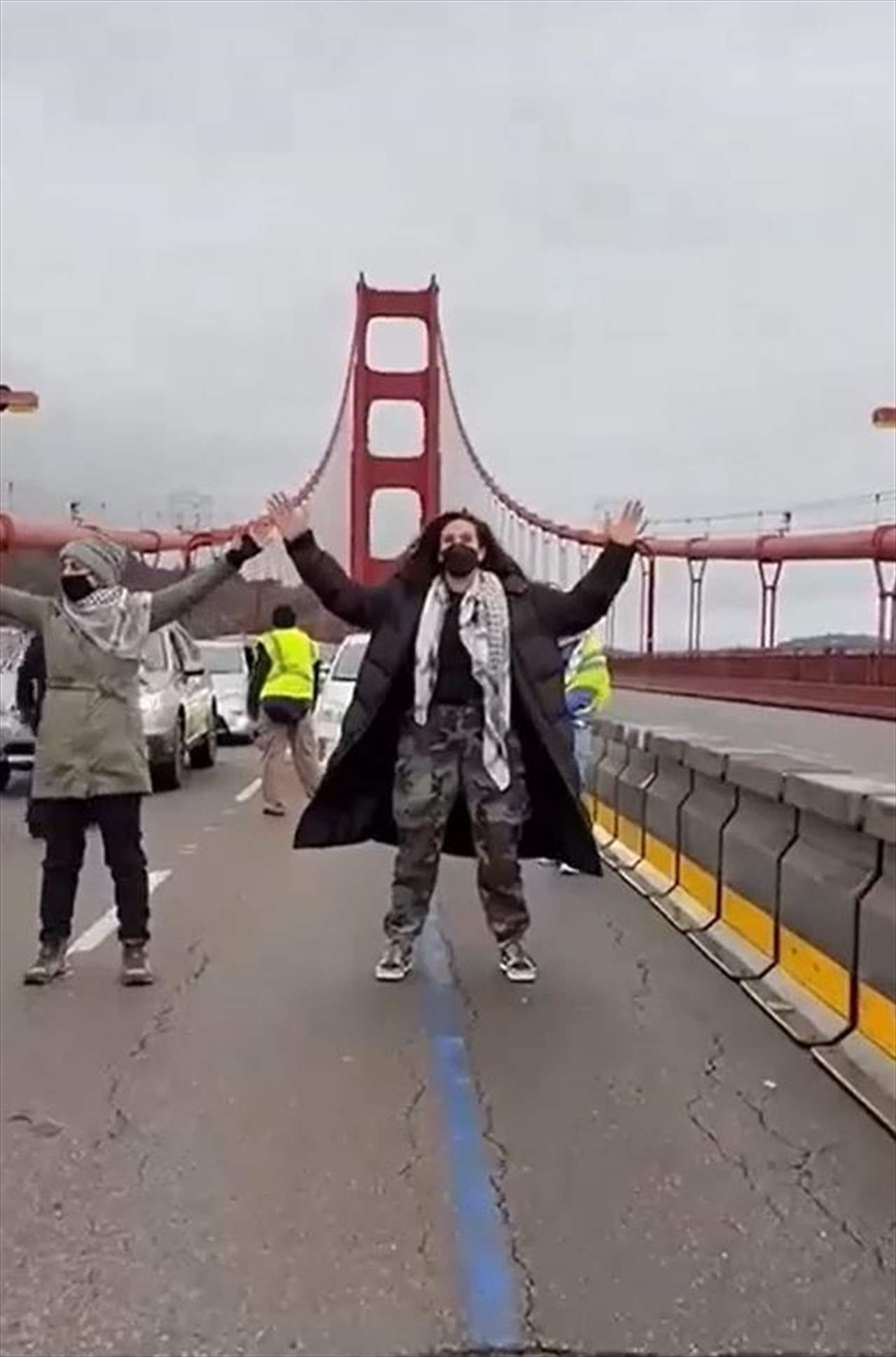 شاهد - أميركا... ناشطون يغلقون جسر غولدين جيت في سان فرانسيسكو للمطالبة بحماية مدينة رفح دولياً