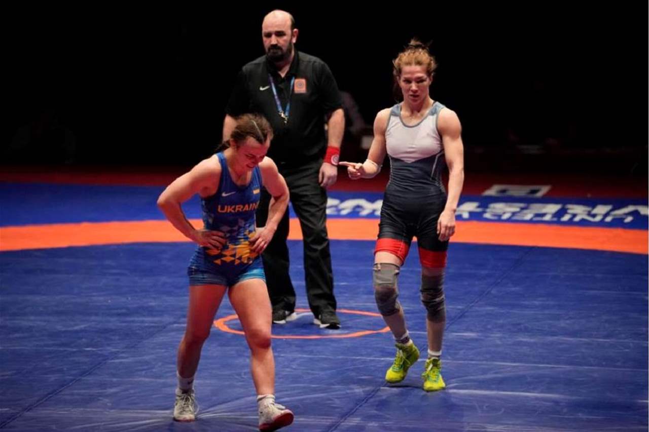 فيديو .. صراع روسي - أوكراني ينتهي بالبكاء في بطولة اوروبا