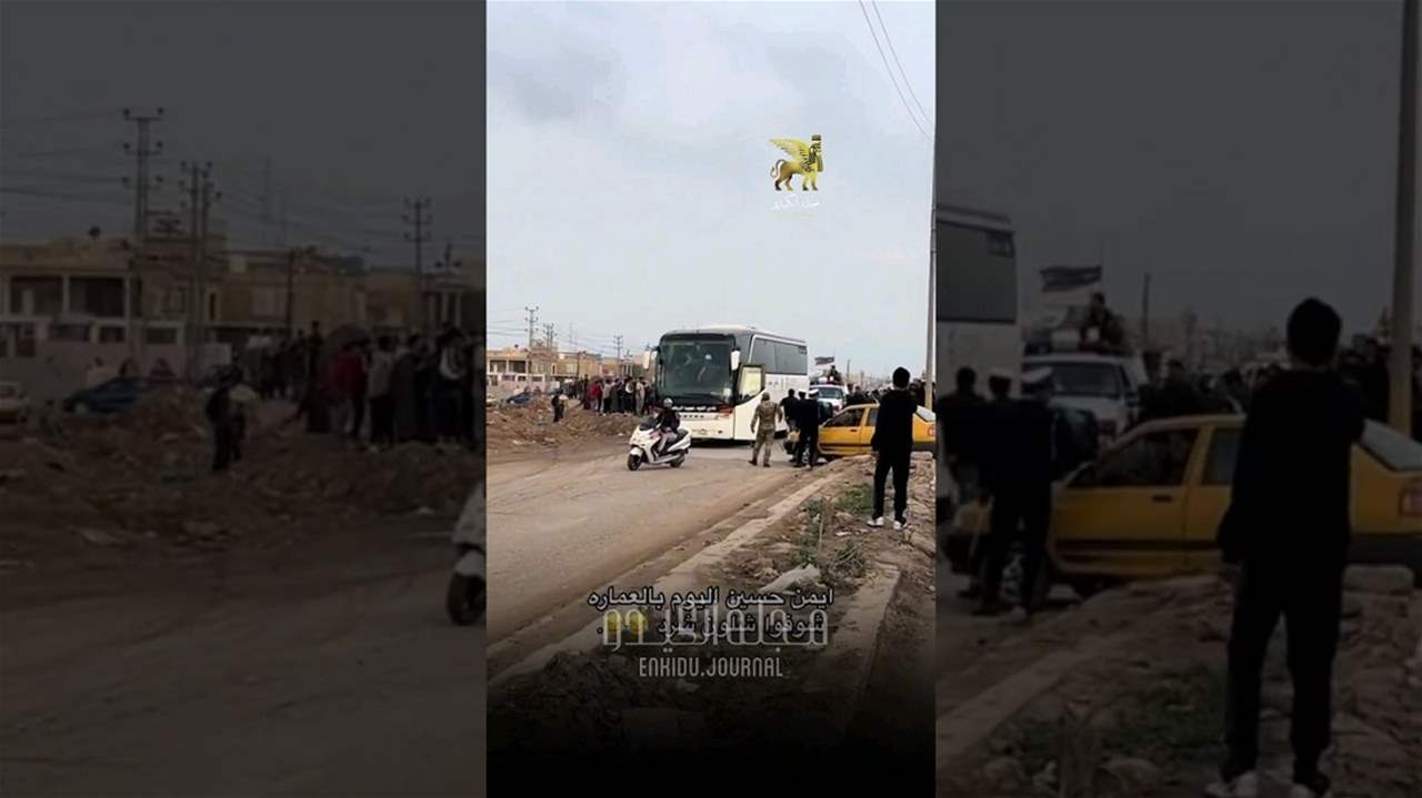 فيديو - تعرّضت الحافلة للحجارة فهرب اللاعبون !!