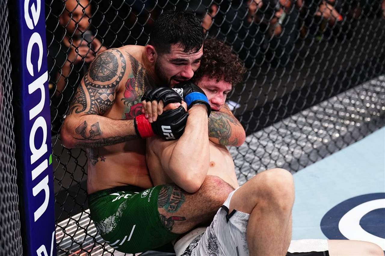 فيديو - الأميركي "أخضع" الروسي "خنقاً" وهزمه 