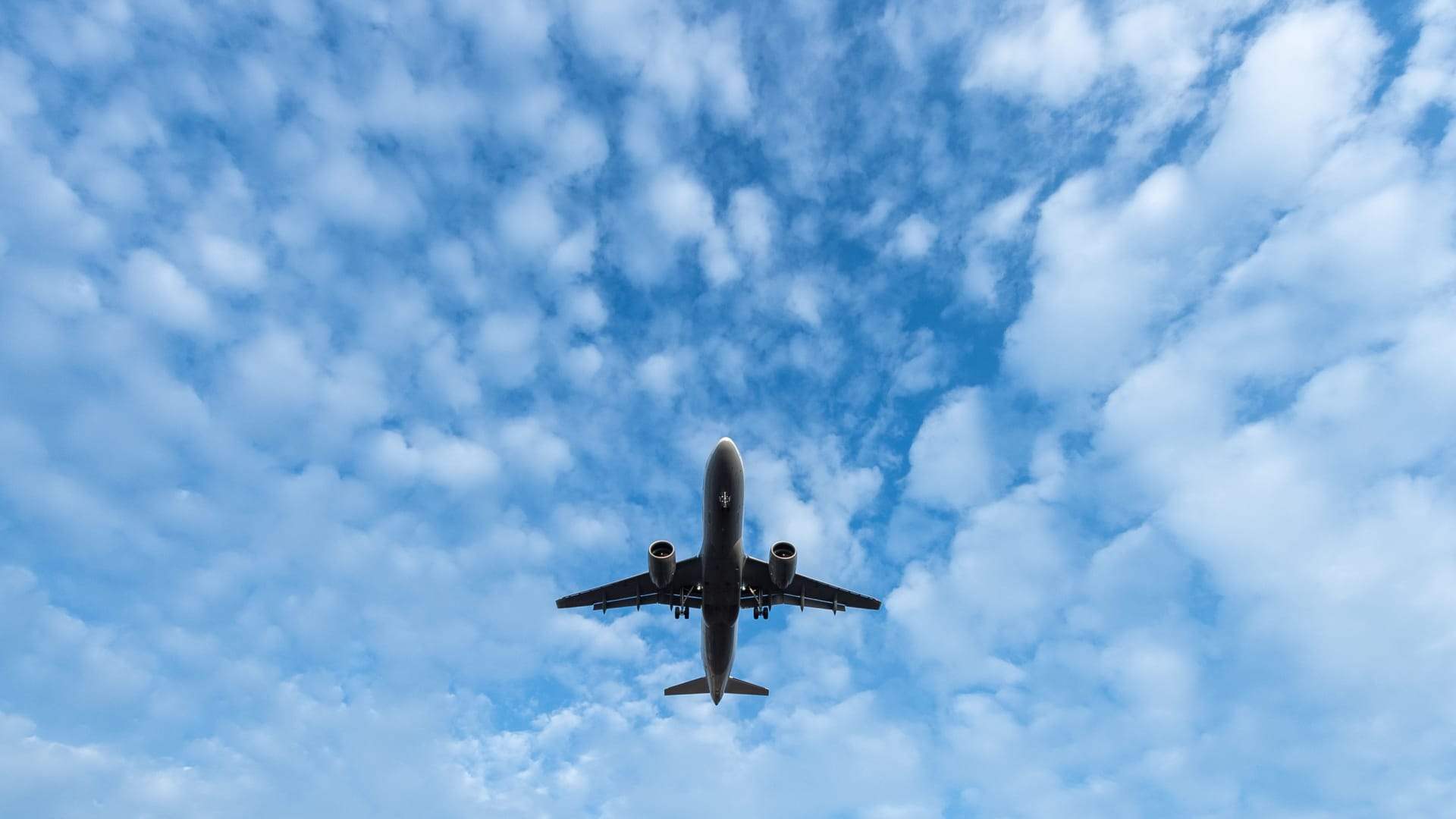 ليست هناك إشارة مرور.. كيف تتعامل الطائرات مع الإزدحام في الجو؟