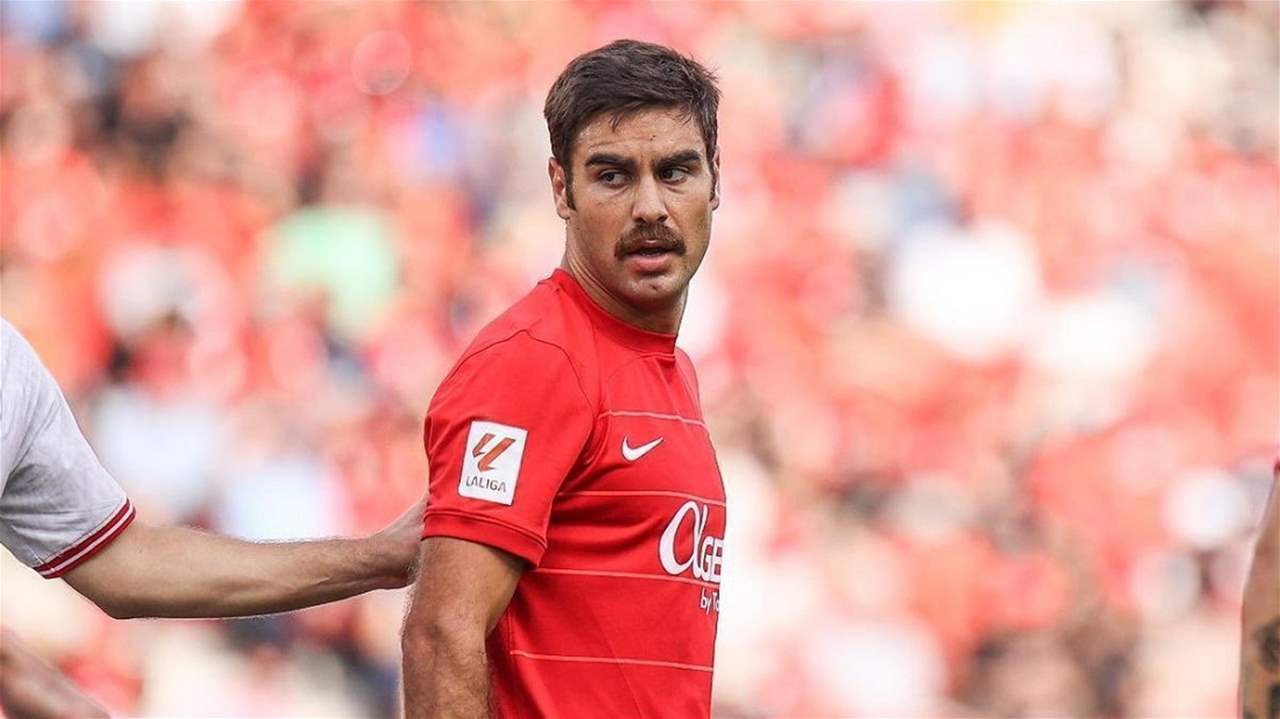 اقتراح غريب .. لاعب يُطالب بمنح الحكام بطاقات 