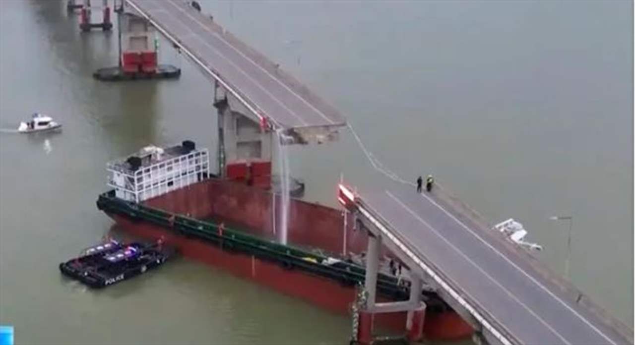 بالفيديو - سفينة تدمر جسراً بعد اصطدامها به 