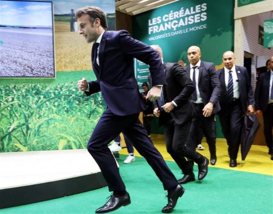 بالفيديو - ماكرون يهرب من المزارعين المحتجين في باريس! 