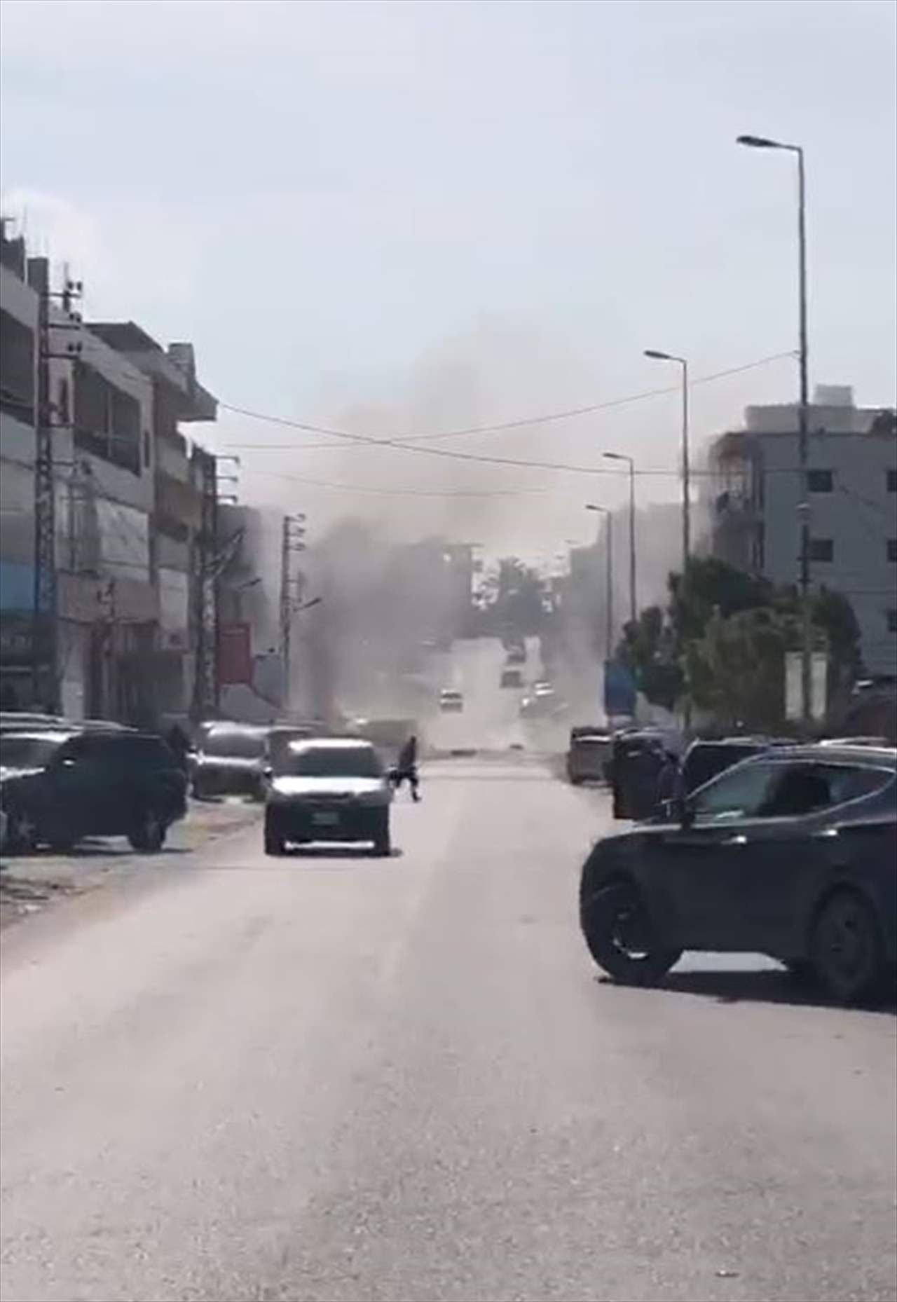 بالفيديو - إستهداف سيارة في بلدة المجادل بقضاء صور