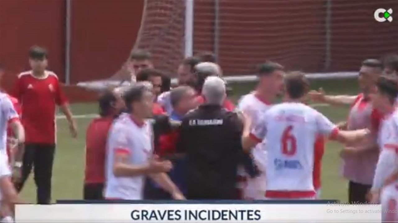 فيديو - رجل يقفز الى الملعب للاعتداء على لاعب