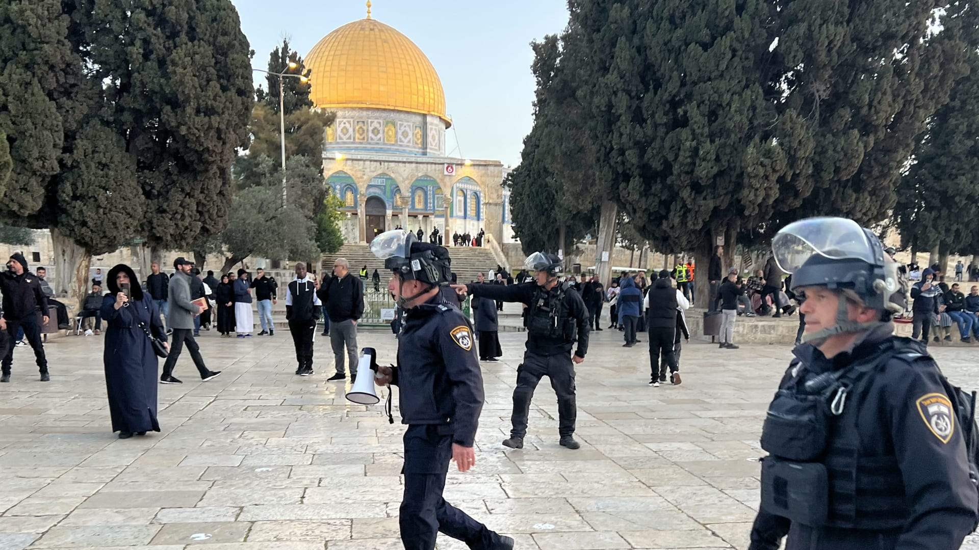 عشرات المستوطنين اقتحموا المسجد الأقصى بحماية شرطة العدو 