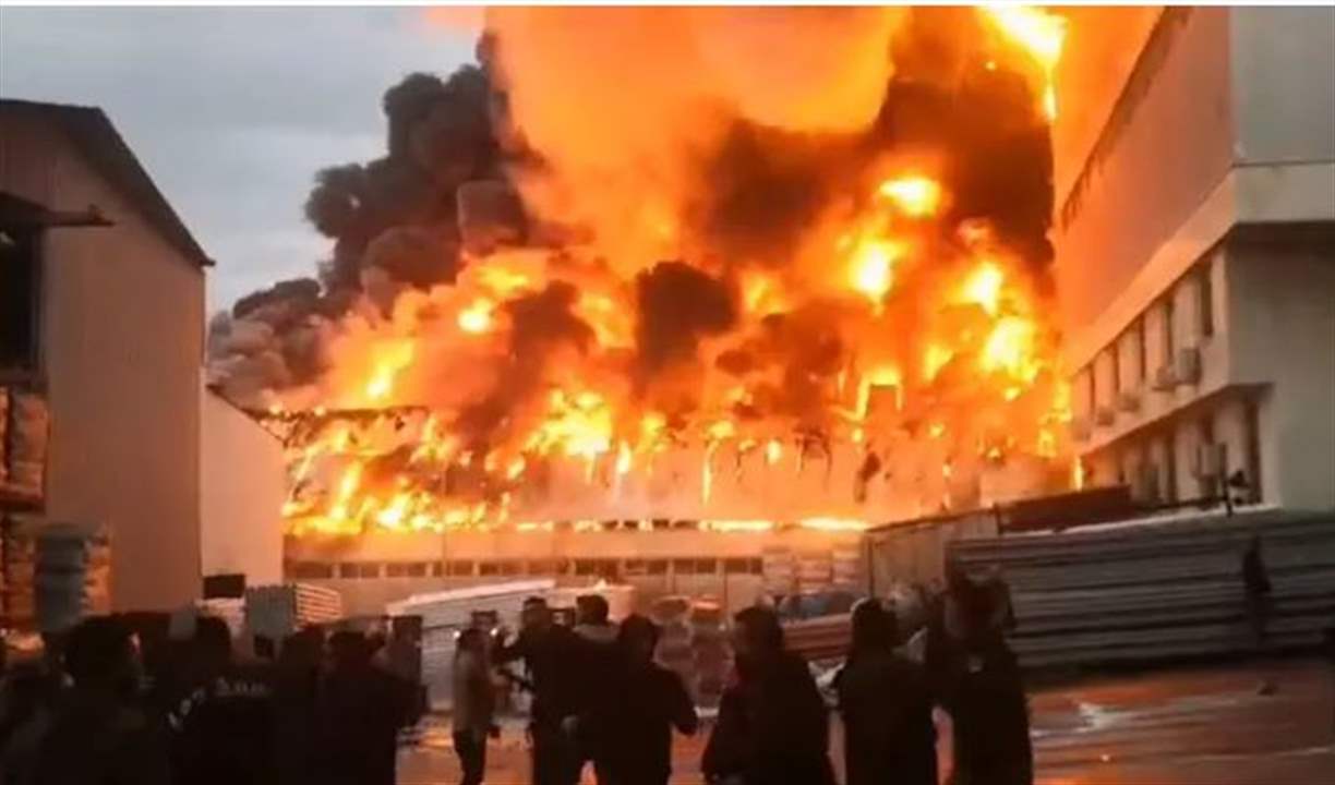 بالفيديو - حريق ضخم في مدينة الخليل الفلسطينية يُشاهد من الأردن