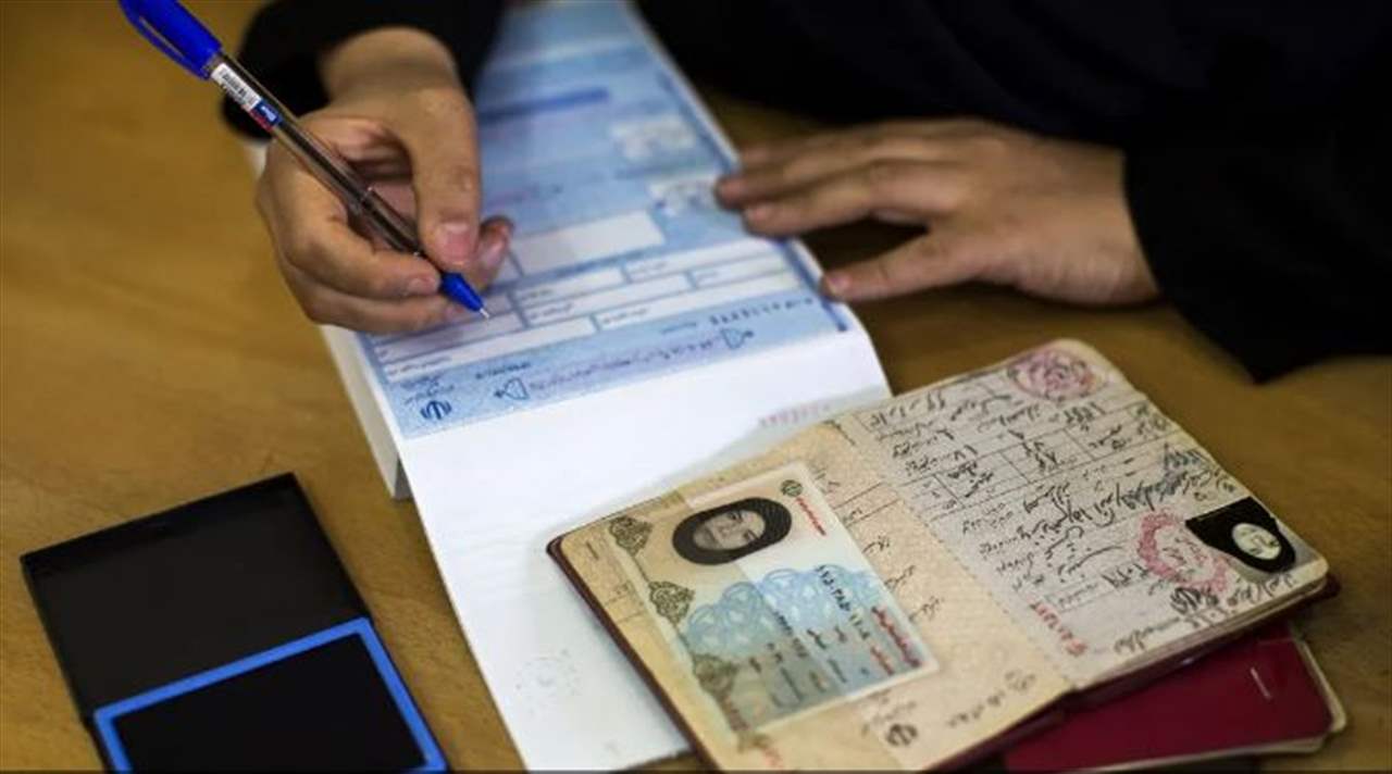 الايرانيون يدلون بأصواتهم في الانتخابات التشريعية .. وخامنئي يصوت