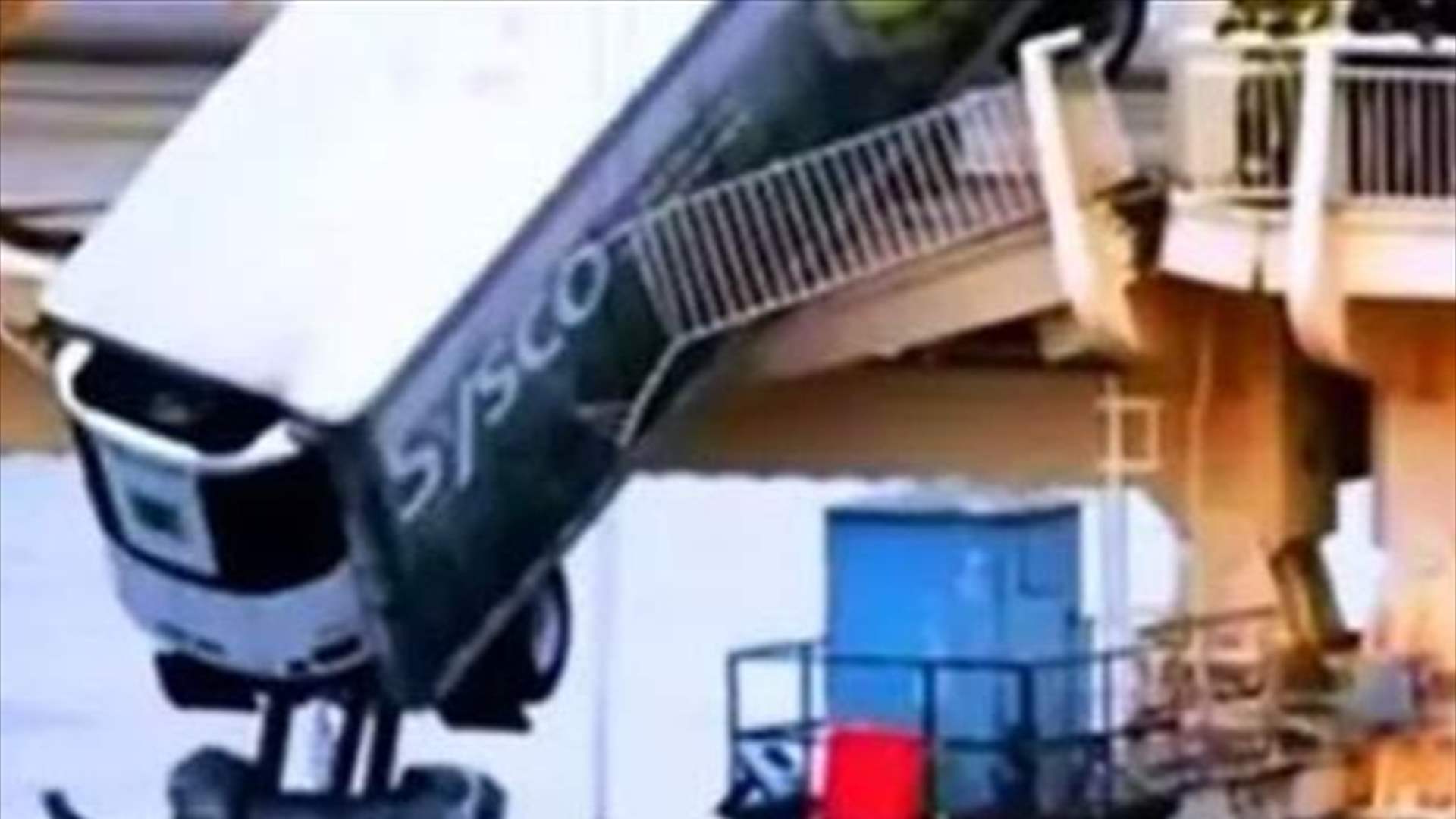 بالفيديو - عملية انقاذ مذهلة لسائقة علقت كابينة شاحنتها تحت جسر 