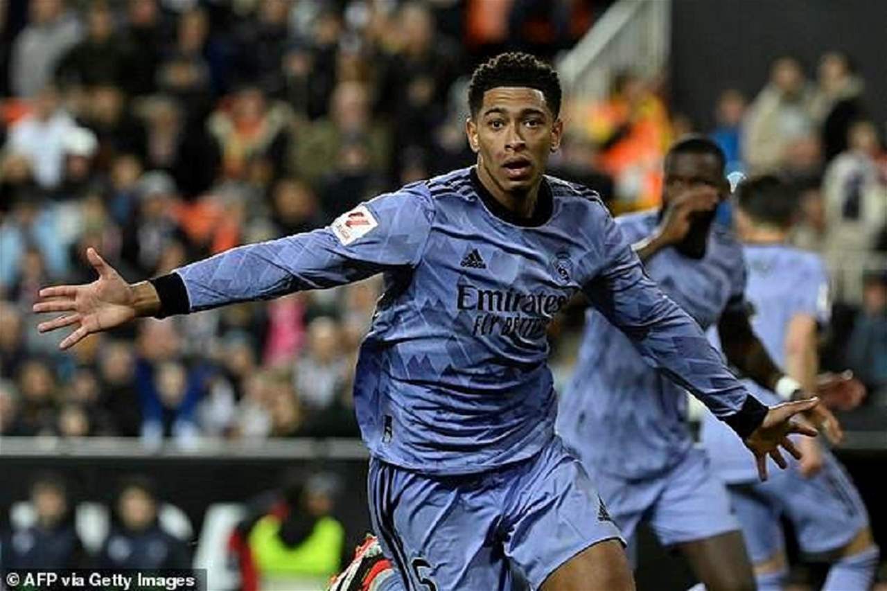 فيديو - جود بيلينجهام مُبتسماً يوّقع للمعجبين ويتحدث معهم