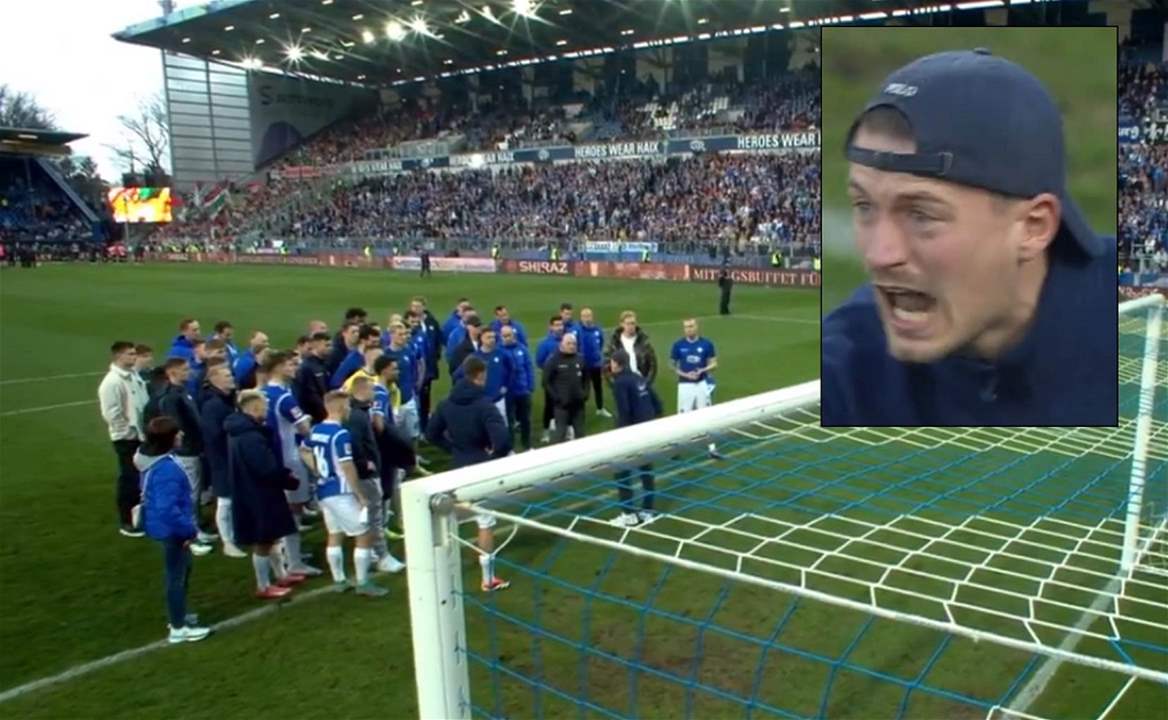 فيديو - مُشجع يقتحم الملعب ويُحاضر في فريقه المُنهزم بسداسية !!