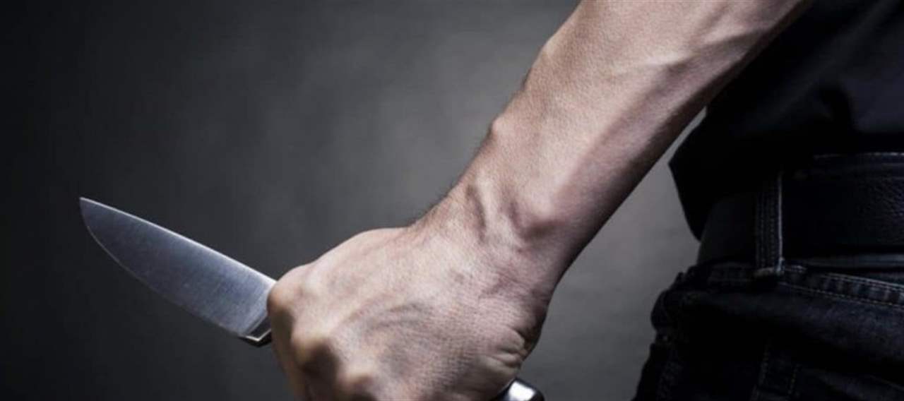 جريح طعناً بآلة حادة بعد خلاف على عقار في سير الضنية