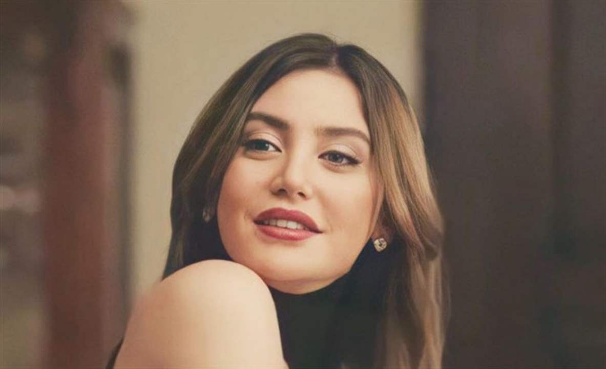 فيديو لـ مرام علي وهي تقبل حذاء قيس الشيخ نجيب يعرضها للهجوم 