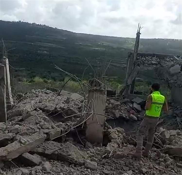 بالفيديو - آثار الدمار جراء الغارة الجوية التي شنها العدو الاسرائيلي على منزل في بلدة شيحين اليوم 