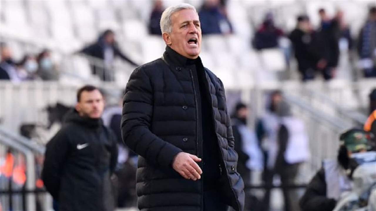 فيديو - "القرآن الكريم" هدية التوفيق لمدرب الجزائر الجديد