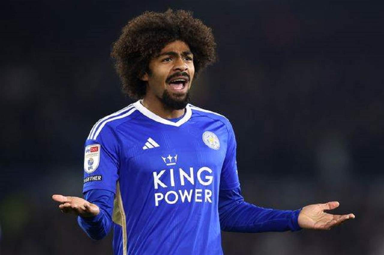 عقوبة بحق نجم ليستر .. قاد السيارة بالاتجاه المُعاكس