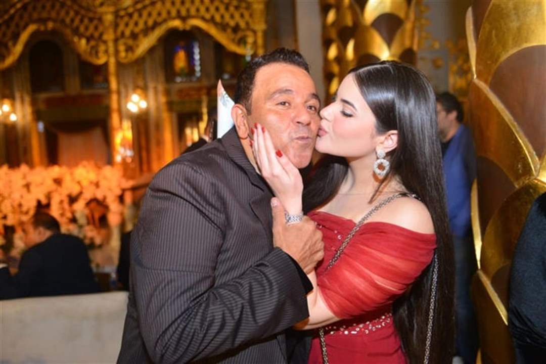 بالفيديو - محمد فؤاد يطلب من ابنته تخبئة وجهها وهذا السبب 