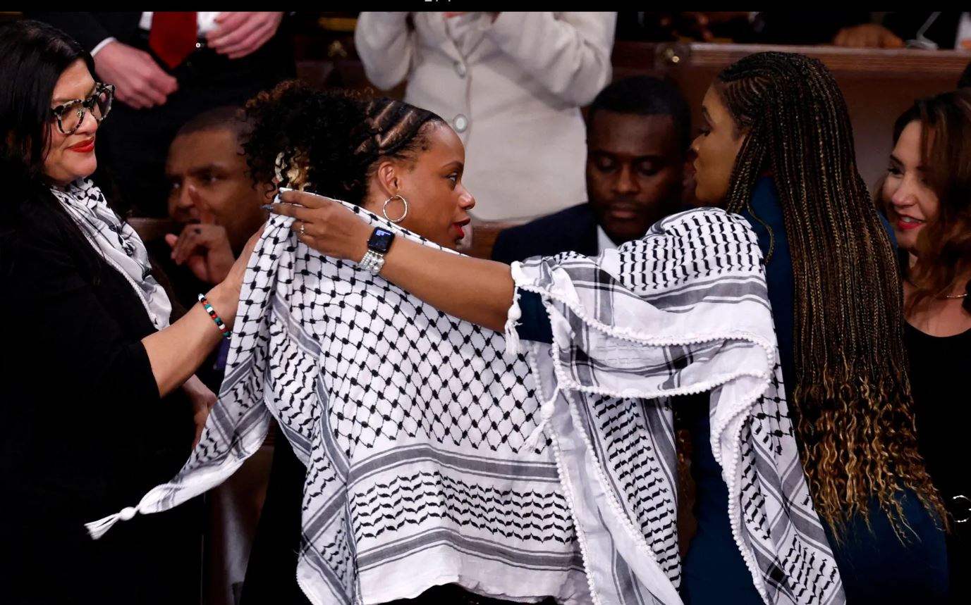 بالصور- الكوفية الفلسطينية واجهت بايدن أثناء خطاب حالة الاتحاد.. ونواب يرفضون التصفيق له