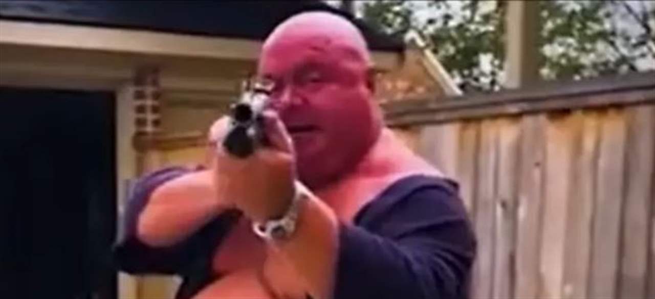 بالفيديو - رجل يقتل زوجته أمام الكاميرا والمحكمة تحكم بسجنه 10 سنوات فقط