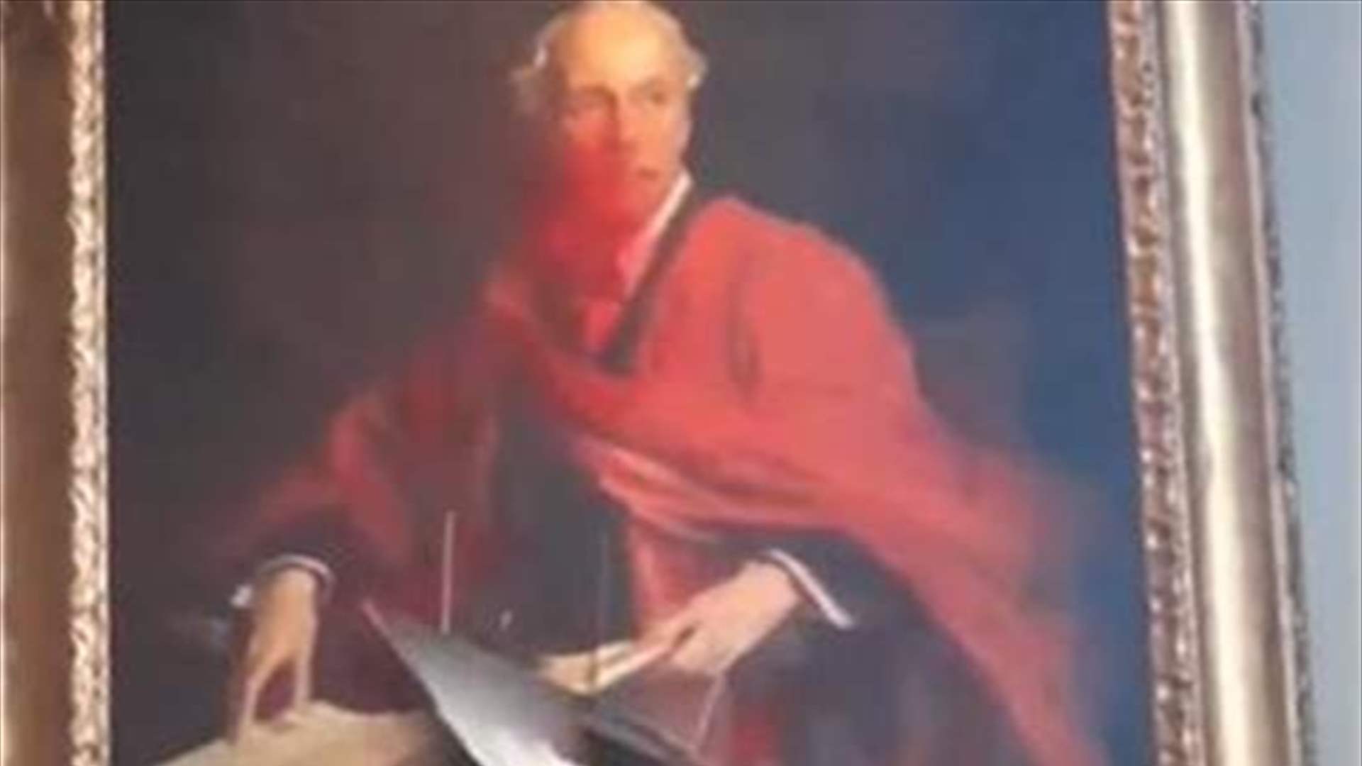 بالفيديو_ ناشطة تمزق لوحة بلفور التاريخية في جامعة كامبريدج في لندن دعماً لفلسطين