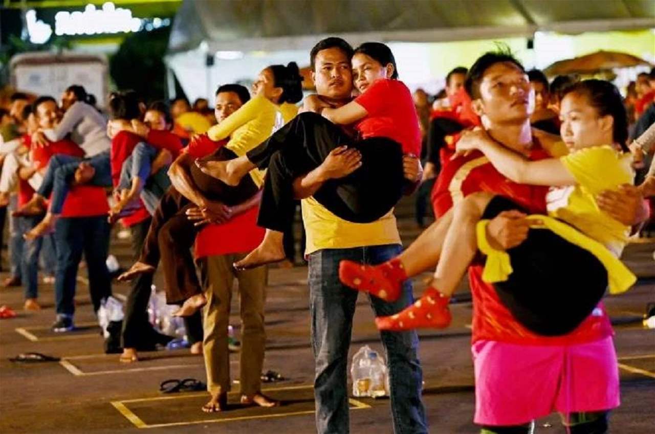 فيديو - كمبوديا تُحطّم الرقم القياسي العالمي بحمل الشريكات !!