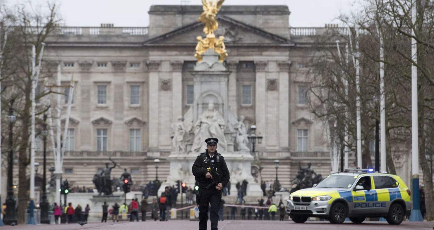 "حادث" على أبواب قصر باكنغهام.. فتح تحقيق عاجل