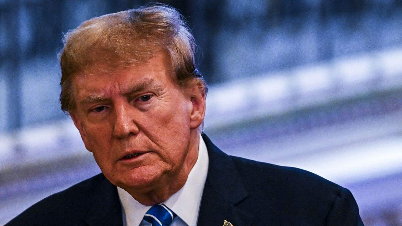 ترامب يستهزء بـ"تأتأة" بايدن... ويقلده بالفيديو! 