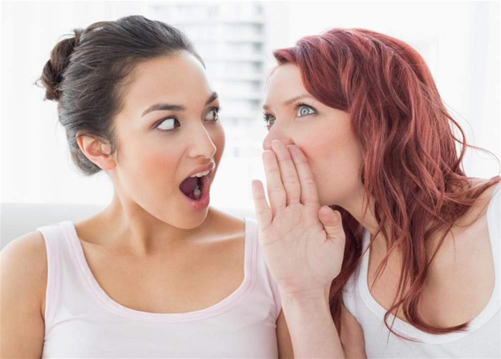 دراسة تكشف الدافع الحقيقي "للنميمة" بين النساء 