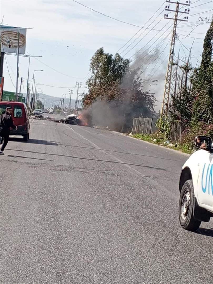 بالفيديو - مسيرة اسرائيلية تستهدف سيارة في منطقة الحوش على طريق صور - الناقورة