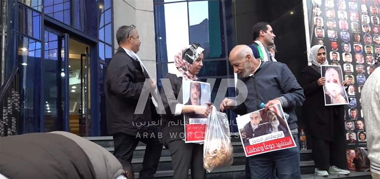 صحافيون مصريون يفطرون بالخبز فقط على سلالم نقابتهم تضامناً مع القطاع