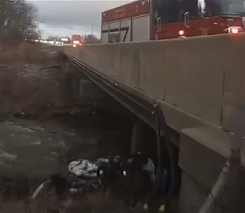 بالفيديو - رجل يعلق بسيارته المحطمة لمدة أسبوع ... وصدفة انقذته 