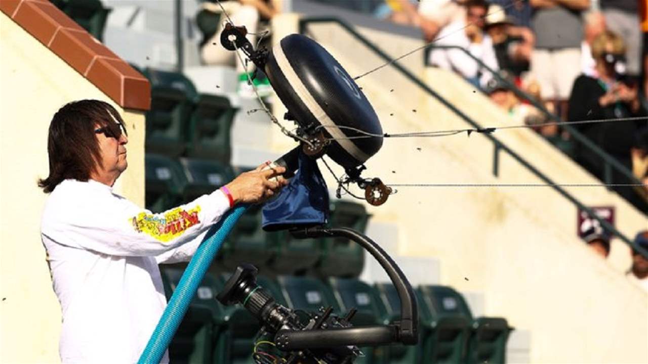 فيديو - النحل يغزو الملعب !!