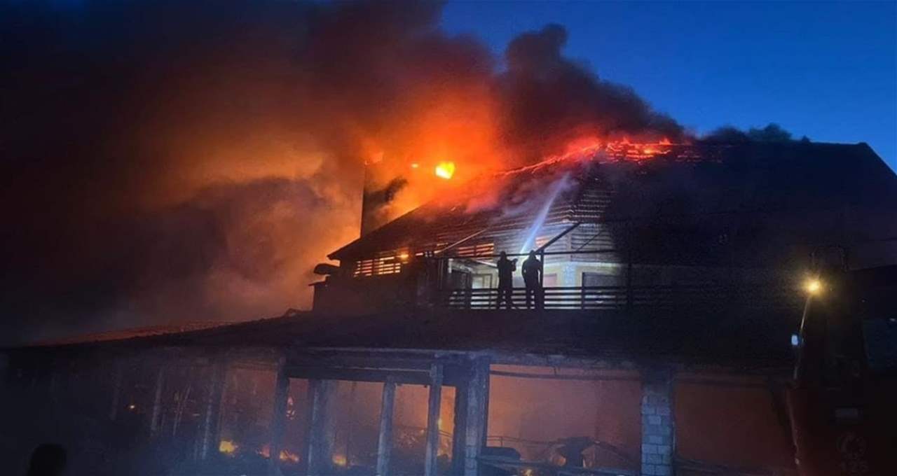 حريق ضخم يلتهم مطعماً في عنايا