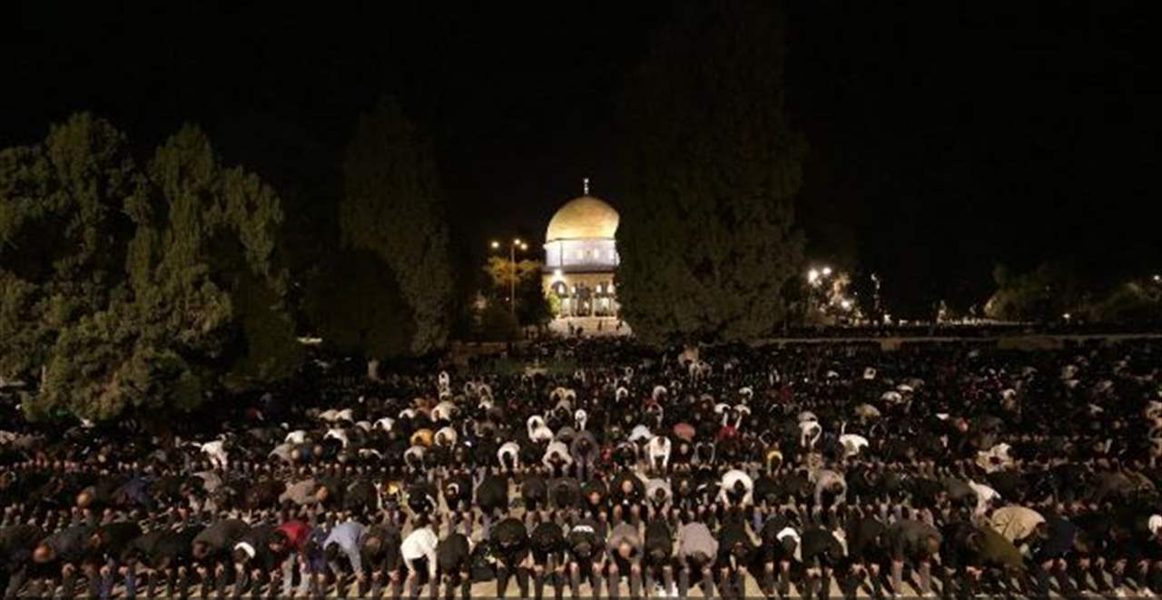 55 ألف مصل يؤدون صلاتي العشاء والتراويح في المسجد الأقصى 