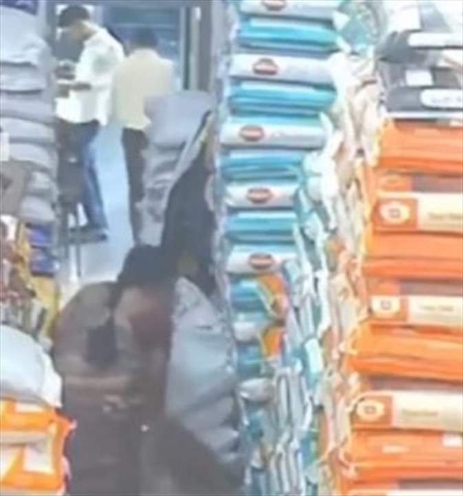 بالفيديو- سقوط أكثر من 40 كيس أرز فوق سيدة داخل متجر 