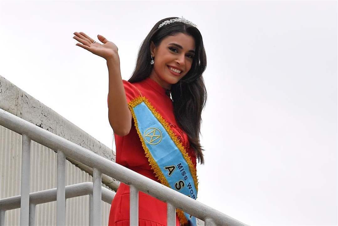 ياسمينا زيتون تتلقى مفاجأة مؤثرة بعد عودتها الى لبنان