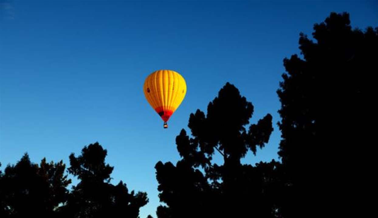 بالفيديو -منطاد يصطدم بأسلاك الكهرباء وهذا ما حصل