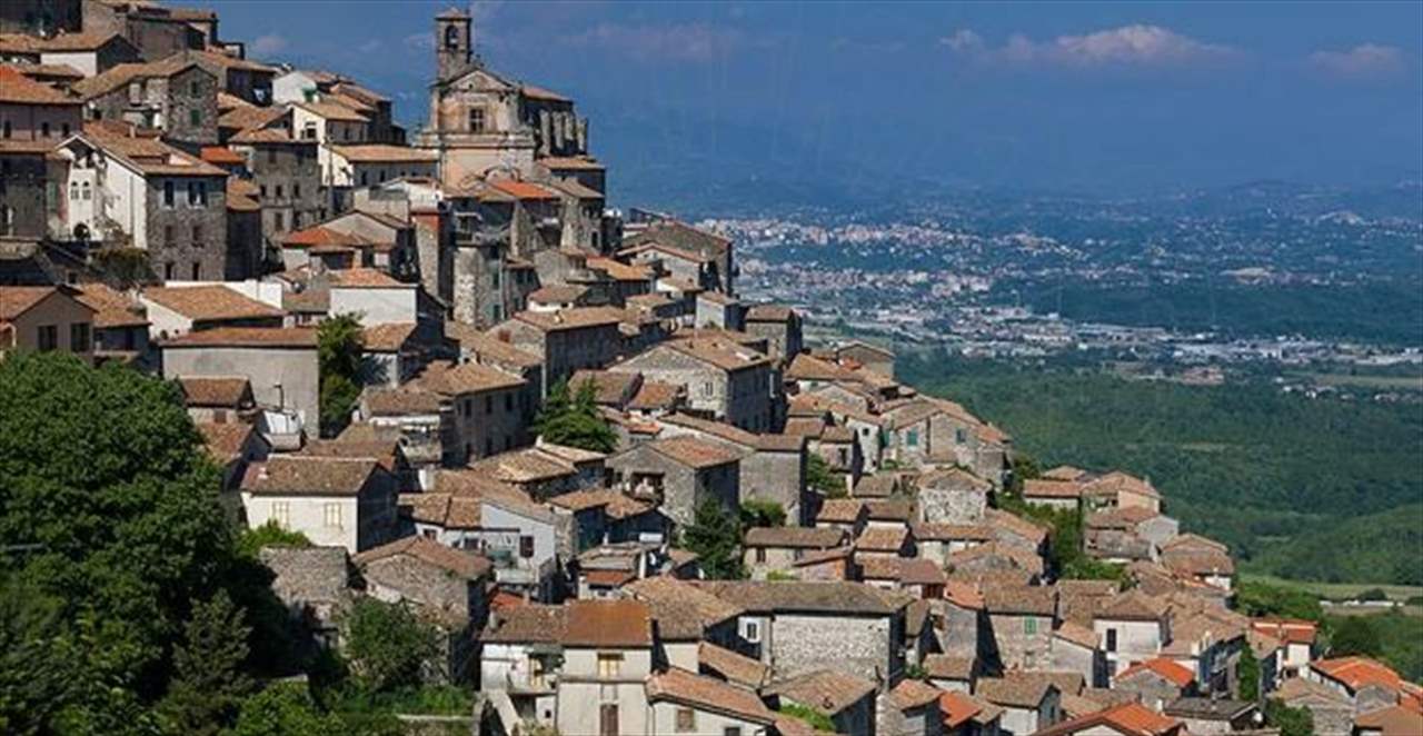 قرية إيطالية تعرض المنزل بيورو واحد... والسبب؟ 