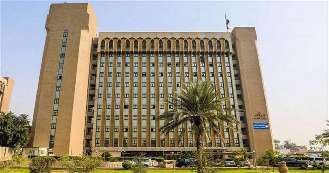 فيديو مخل لعميد كلية في جامعة البصرة مع إحدى الطالبات يهز الشارع العراقي.. كاميراته فضحته