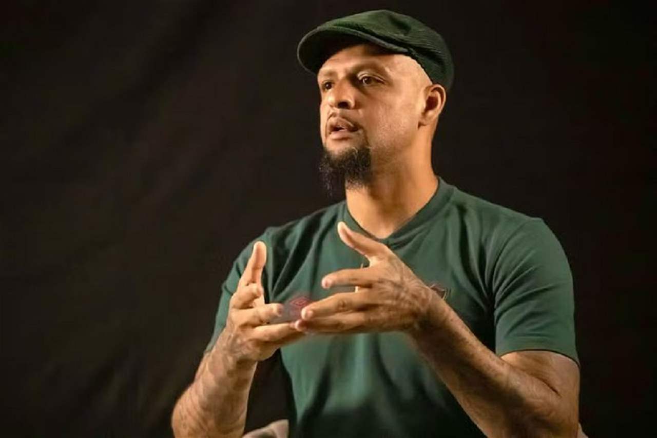 فيليبي ميلو يشنّ هجوماً لاذعاً على روبينيو وداني ألفيس