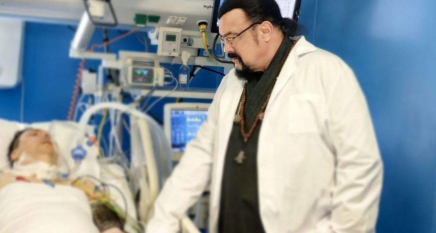 ممثل أميركي شهير زار المصابين جراء هجوم موسكو 