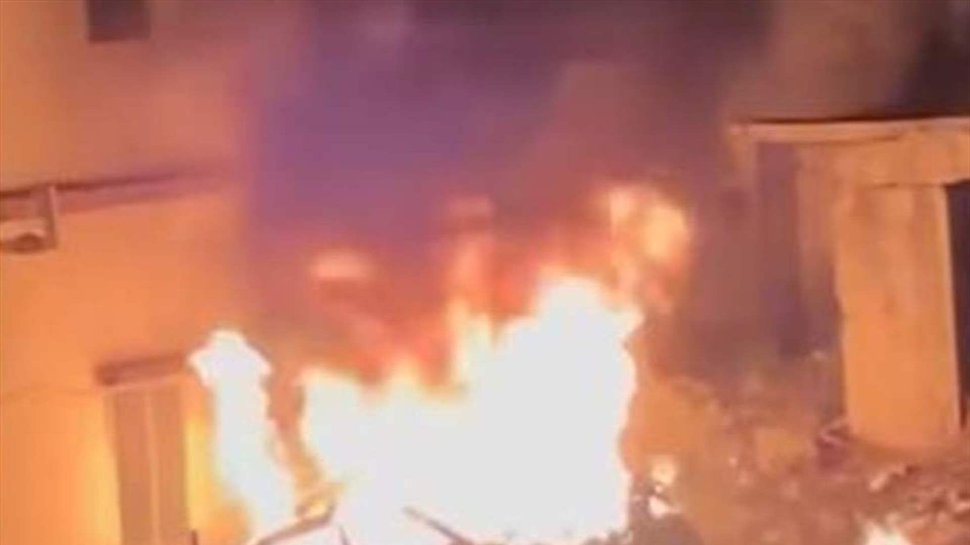 بالفيديو - احتراق سيارة بعد انقلابها فجراً على طريق بلدة القريّة شرقي صيدا ووقوع ضحايا 