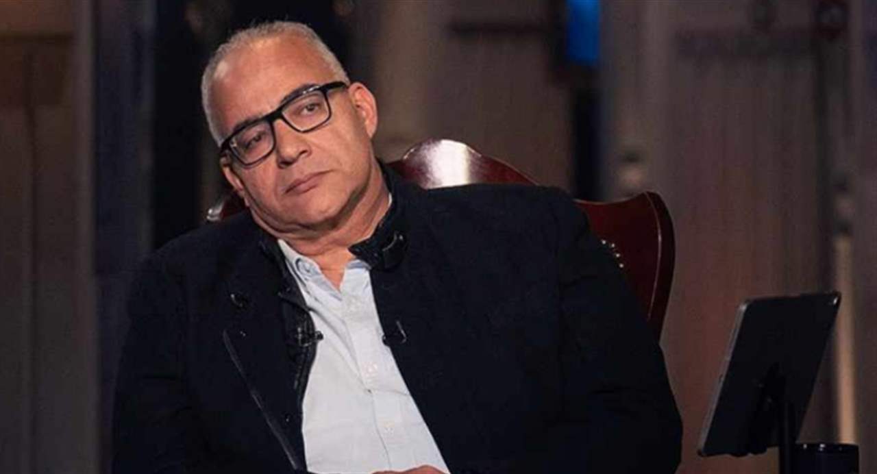 بيومي فؤاد يتأثر ويبكي على الهواء بسبب فنان شهير 