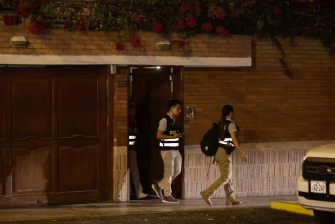  بحثا عن ساعات روليكس.. دهم منزل رئيسة البيرو 