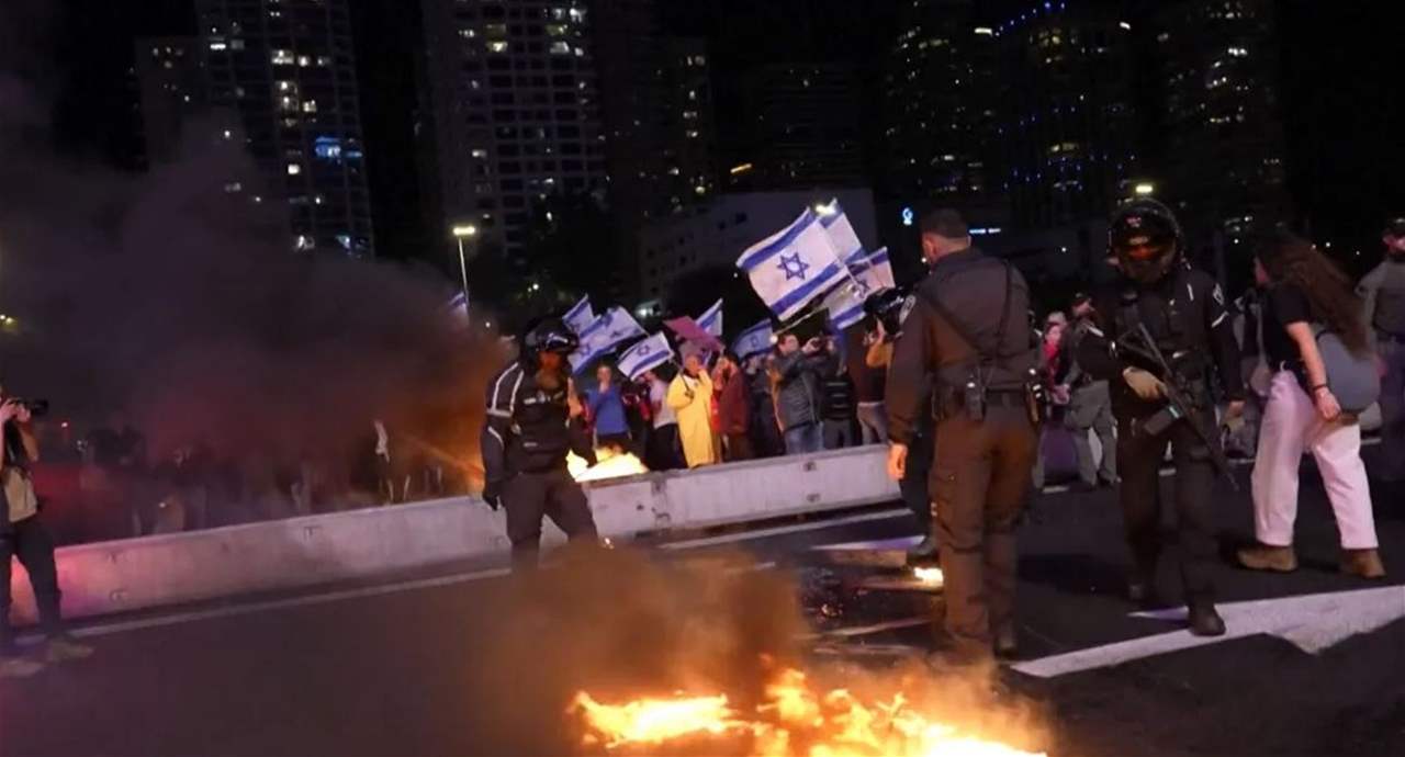 فيديو - حشود بتل أبيب تطالب بسقوط نتنياهو: سنحرق البلاد  